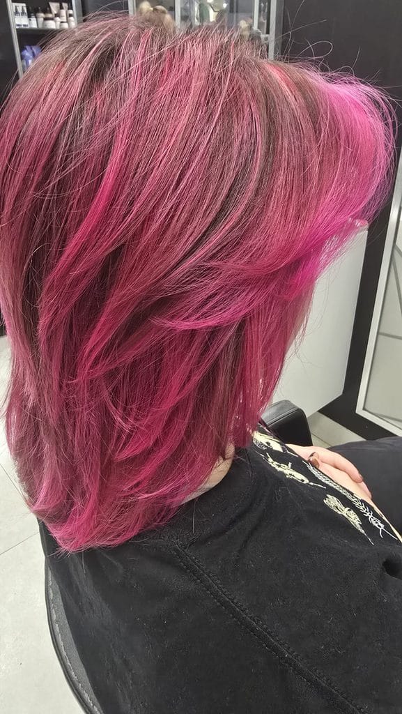 Ciemnobrązowe cieniowane pasma przed zmianą koloru – salon fryzjerski Warszawa Ursynów.